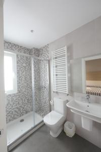 索佩拉纳果早德酒店的浴室配有卫生间、淋浴和盥洗盆。