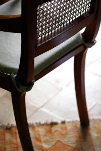 门菲拉佛乐特利亚普拉内塔酒店的一张木椅,坐在地毯上