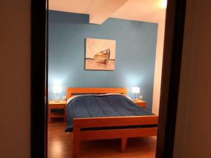 比奥格勒·纳·莫鲁Apartment Plavia Biograd的一间卧室配有一张蓝色墙壁的床