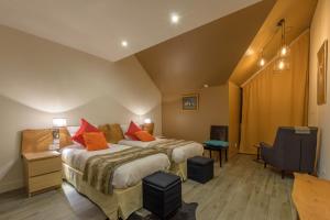 圣拉里苏朗Casa Mir的配有橙色枕头的床的酒店客房