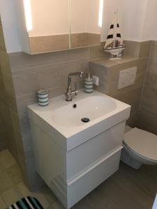 哥廷根Apartment in der Innenstadt的浴室配有白色水槽和卫生间。