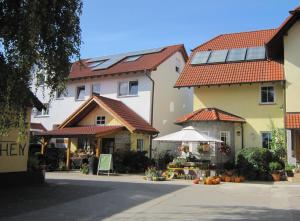 WattenheimLandhaus-Apartments的一组建筑,前面有南瓜