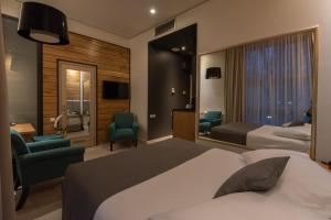 莱斯科瓦茨ABC酒店的酒店客房配有2张床、椅子和电视。