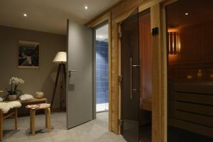 夏蒙尼-勃朗峰利阿仁特莱斯小木屋的走廊上设有通往卧室的门