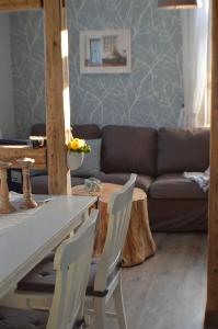 塔巴尔茨Ferienwohnung "Auszeit"的客厅配有沙发和桌椅