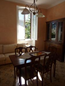 卡斯泰莱托索普拉蒂奇诺Casa Raffaello的一间带桌椅和沙发的用餐室