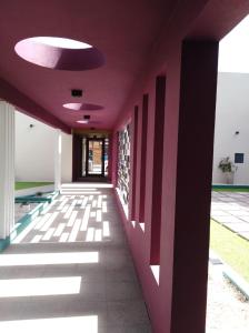 奇维尔科伊garden33的紫色天花板建筑的走廊