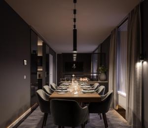 苏黎世Le Bijou Lintheschergasse / Zurich HB的一间带长桌和椅子的用餐室