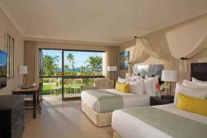 普拉亚伯尼塔村Dreams Playa Bonita All Inclusive的酒店客房设有两张床和一个阳台。