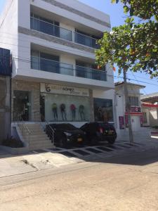巴兰基亚Hotel Platinum Barranquilla的停在大楼前的一辆黑色汽车