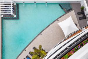 黄金海岸库伦加塔海滩曼特拉酒店的享有度假村游泳池的顶部景致