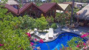 吉利特拉旺安Giliranta的享有带游泳池的房屋的空中景致