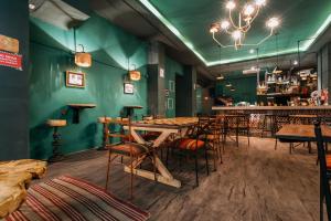 拉巴斯Selina La Paz的一间带桌椅的餐厅和酒吧