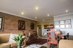 德班Hillside Guesthouse Umhlanga的带沙发和砖墙的客厅