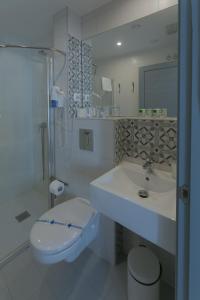 塔里法格拉维纳旅馆的白色的浴室设有卫生间和水槽。