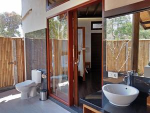 布莱伦Samari Hill Villa的一间带卫生间和水槽的浴室