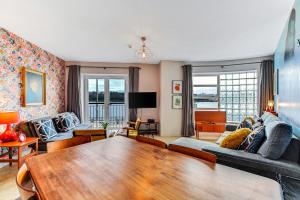 伦敦德里Riverside Apartment的客厅配有沙发和桌子