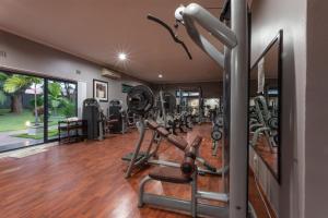 卢萨卡Fallsway Apartments - Burley Court的一间健身房,里面配有跑步机和机器