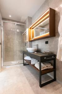 巴勒莫Palazzo Sovrana的一间带水槽和淋浴的浴室
