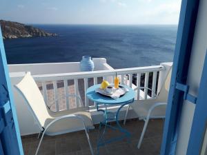伊奥斯乔拉佩特迪酒店的海景阳台上的桌椅