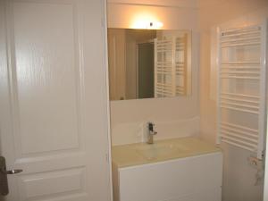 卡普维尔乐博赛特公寓的一间带水槽和镜子的浴室