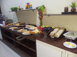 阿尔塔米拉帕雷斯酒店的自助餐,餐桌上供应不同类型的食物