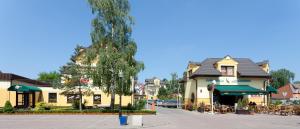 尼彻兹JANTAR-SPA Kompleks Wypoczynkowo-Rehabilitacyjny的城里一条有树和建筑的街道