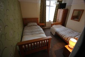 布里德灵顿Bay Court的一间卧室设有两张床和窗户。