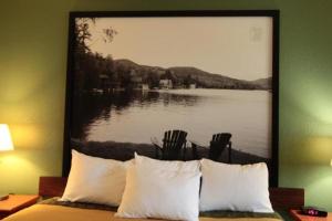昆斯伯里格伦斯福尔斯速8酒店的卧室享有湖泊的壮丽景色