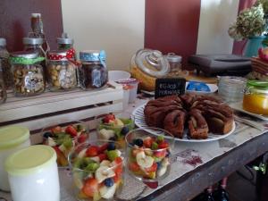 梅尔戈佐B&B Il Picchio的桌上放有食物和水果盘的桌子
