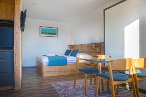 波普拉德达林卡旅馆的卧室配有一张床和一张桌子及椅子