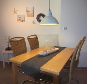 卡罗利嫩西尔An´t Möhlen的餐桌、椅子和灯具