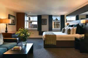 格拉斯哥格拉斯哥辉盛阁国际公寓的酒店客房,配有床和沙发