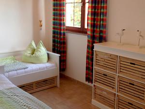 KröslinHaus am Meer的儿童卧室配有一张床和一个水槽