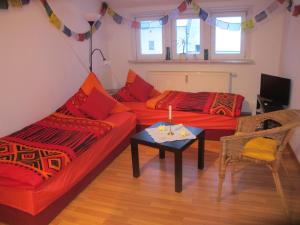 PockauSapana的客厅配有两张红色的沙发和一张桌子