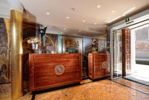 威尼斯麦唐娜大厦酒店的配有木制家具和玻璃门的房间