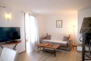 维琪奥港里赛塔公寓的客厅配有沙发和桌子