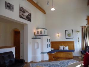 湖滨福煦Haus Lungau的卧室配有一张床,墙上设有灯塔