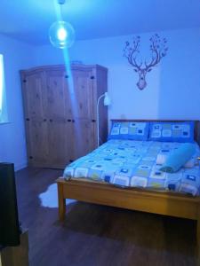 米尔顿凯恩斯Lavi's house-East Milton Keynes的一间卧室配有一张蓝色大床