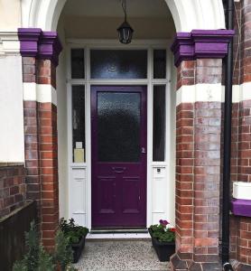 南安普敦Glenmore Guesthouse的砖房的紫色前门