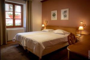 利克维圣尼古拉斯酒店的一间卧室设有一张大床和一个窗户。
