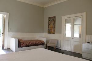 Malloa马约阿广场酒店的卧室配有床、椅子和窗户。
