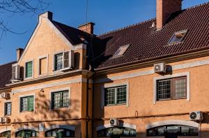 毛科Bástya Hotel的棕色屋顶的大型砖砌建筑