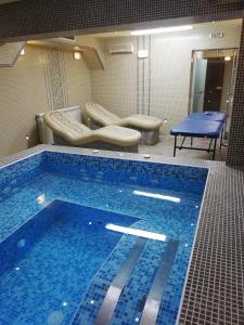 佩什泰拉Heat Complex Family Hotel的在酒店房间的一个大型游泳池