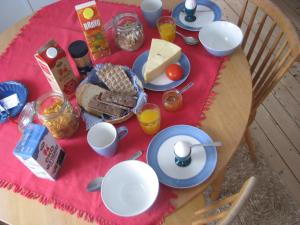厄勒布鲁Lillåns B&B的一张桌子,上面有红色桌布上的早餐食品