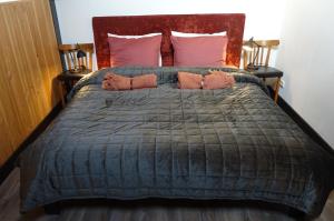 DussenDe Oude Stoffeerderij的一张带蓝色棉被和枕头的大床
