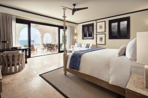 West End VillageCap Juluca, A Belmond Hotel, Anguilla的一间卧室配有一张床,享有海景