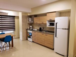 圣拉斐尔Malvinas Departamentos的厨房配有白色冰箱和桌子