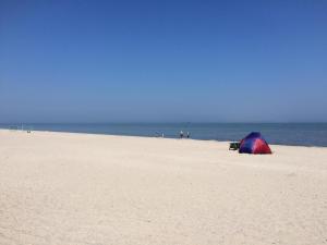 霍鲁梅尔希尔Memmert的海滩上的帐篷,背靠大海