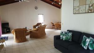 拉罗汤加Te Vaiora Villa的客厅配有沙发和桌椅